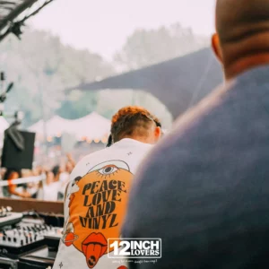 T-Shirt "Peace Love & Vinyl"
